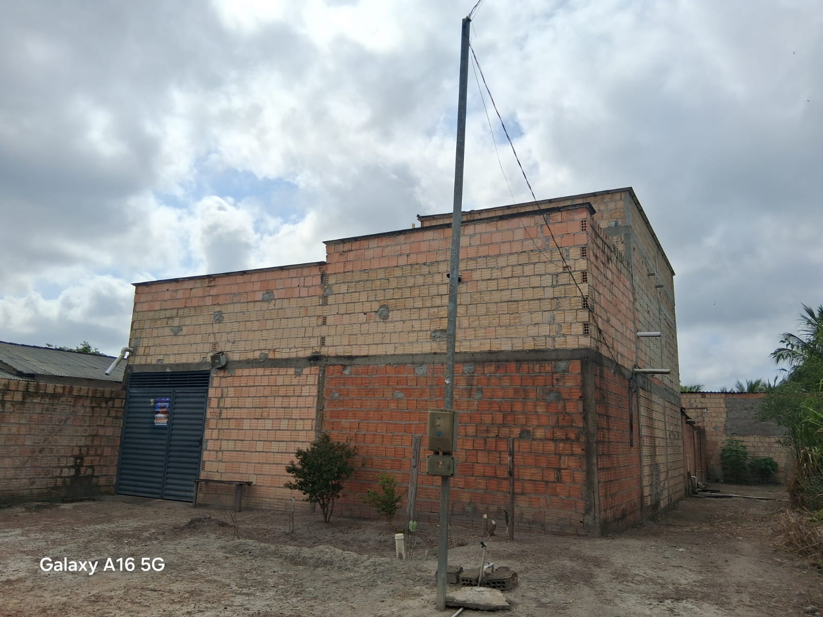 Fachada da casa vista em ângulo