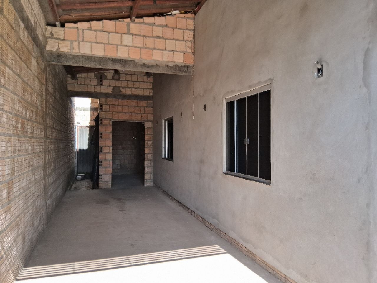 Garagem e corredor lateral